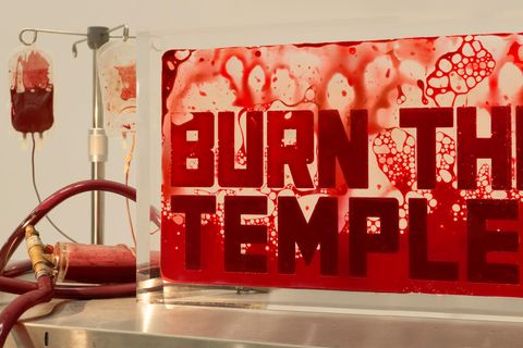 Sieht aus wie Blut, ist auch Blut: Die Ausstellung "Young Blood" von Andrei Molodkin findet in eher klinischer Atmosphäre statt
