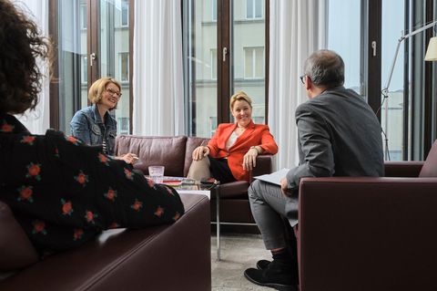 Franziska Giffey mit Anke Willers und Oliver Steinbach