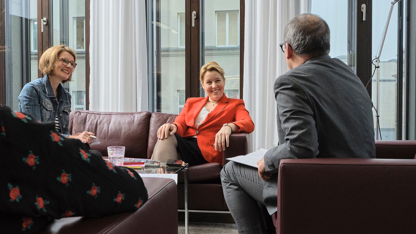 Franziska Giffey mit Anke Willers und Oliver Steinbach