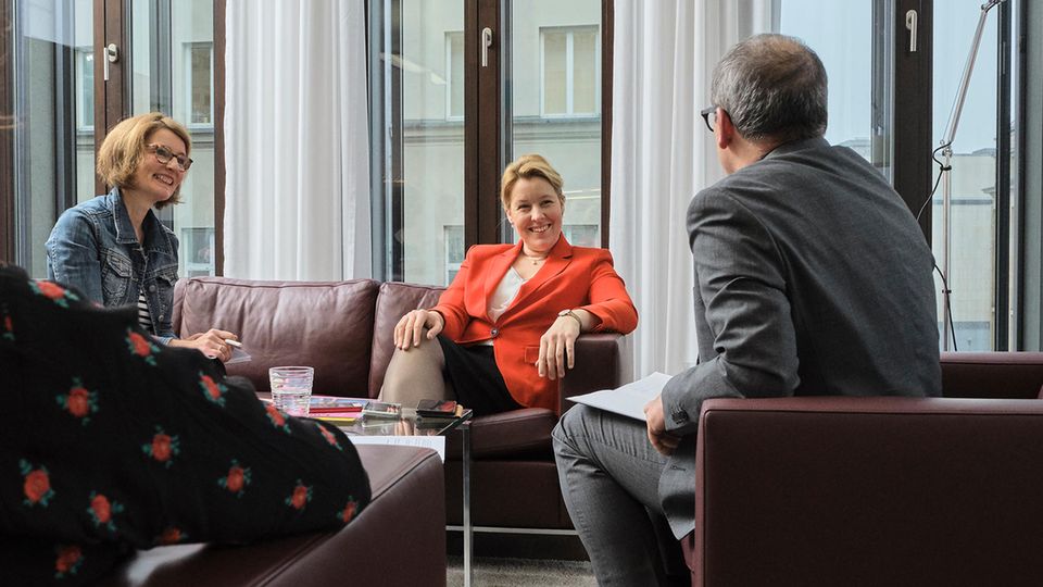 Franziska Giffey mit Anke Willers und Oliver Steinbach