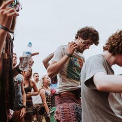 Tanzende Leute mit Wasserflasche auf Festival