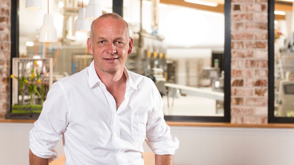 Im Ladengeschäft der Bäckerei-Filiale steht Frank Soetebier Im Ladengeschäft der Bäckerei-Filiale steht Frank Soetebier