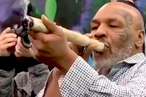 Mike Tyson raucht einen riesigen Joint.