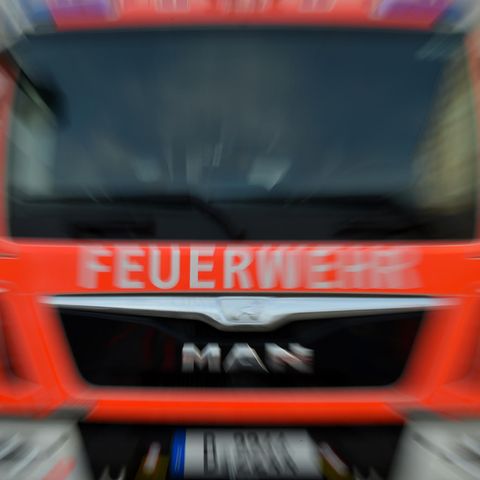 Feuerwehrauto abgebildet, das in Höchstgeschwindigkeit zum Einsatzort fährt