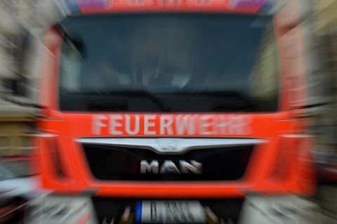 Feuerwehrauto abgebildet, das in Höchstgeschwindigkeit zum Einsatzort fährt