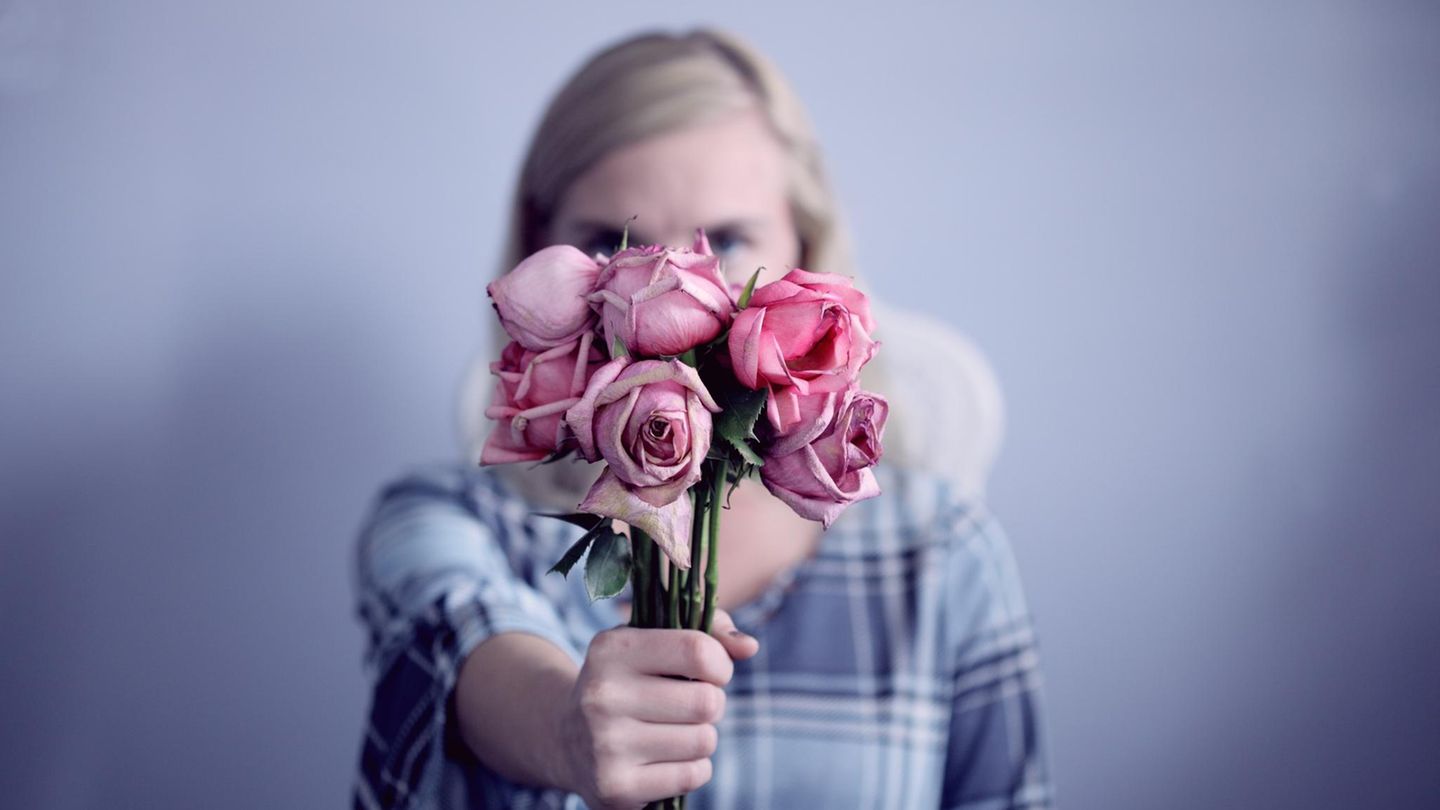 Frau mit Blumen auf Date