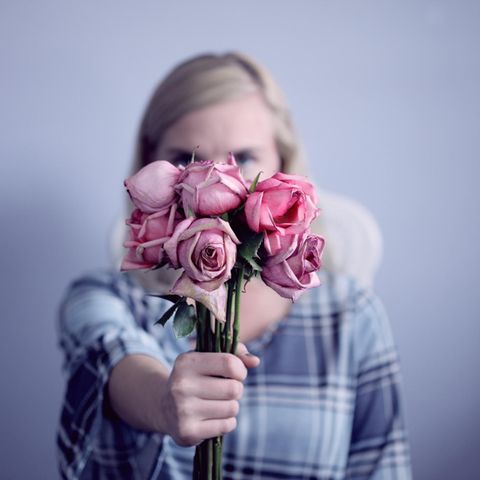 Frau mit Blumen auf Date