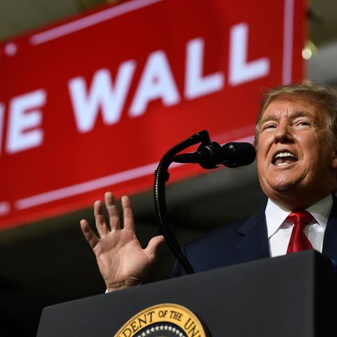 Donald Trump spricht während einer Kundgebung im El Paso County Coliseum