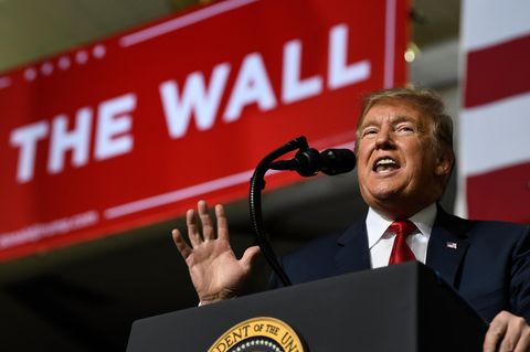 Donald Trump spricht während einer Kundgebung im El Paso County Coliseum