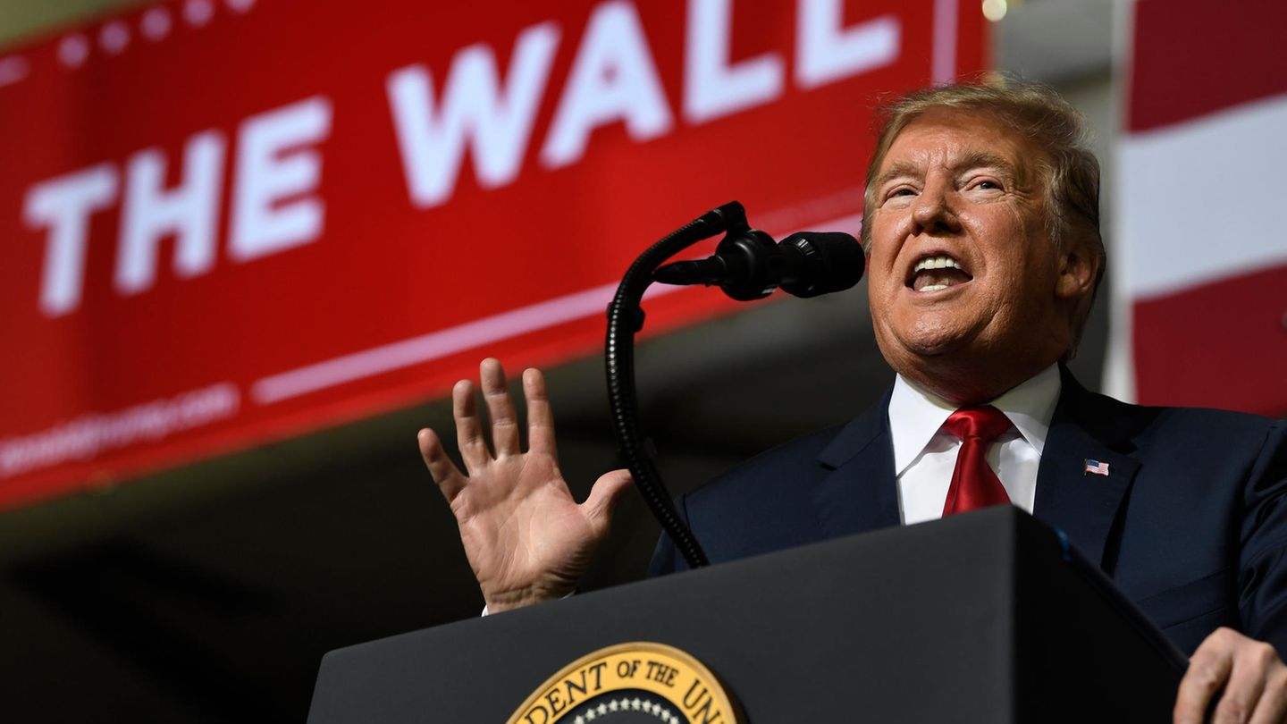 Donald Trump spricht während einer Kundgebung im El Paso County Coliseum