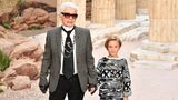 Immer wieder erklärte Karl Lagerfeld, dass er keine Familie habe. Seine wahre Familie sei die Entourage seiner Models. Tatsächlich hatte er aber eine ältere Schwester, wie er der "New York Times" in einem Interview verriet: "Ich habe eine Schwester in Amerika, die ich seit 40 Jahren nicht gesehen habe. Ihre Kinder haben mir nie eine Weihnachtskarte geschickt." Christiane Johnson, geborene Lagerfeld, verstarb im Jahr 2015. Karl Lagerfeld hatte aber sieben Patenkinder. Vor allem zum zwölfjährigen Hudson Kroenig (im Bild), dem Sohn von Model Brad Kroenig, hatte er ein gutes Verhältnis.  Verwendete Quelle: Bunte