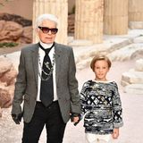 Immer wieder erklärte Karl Lagerfeld, dass er keine Familie habe. Seine wahre Familie sei die Entourage seiner Models. Tatsächlich hatte er aber eine ältere Schwester, wie er der "New York Times" in einem Interview verriet: "Ich habe eine Schwester in Amerika, die ich seit 40 Jahren nicht gesehen habe. Ihre Kinder haben mir nie eine Weihnachtskarte geschickt." Christiane Johnson, geborene Lagerfeld, verstarb im Jahr 2015. Karl Lagerfeld hatte aber sieben Patenkinder. Vor allem zum zwölfjährigen Hudson Kroenig (im Bild), dem Sohn von Model Brad Kroenig, hatte er ein gutes Verhältnis.  Verwendete Quelle: Bunte