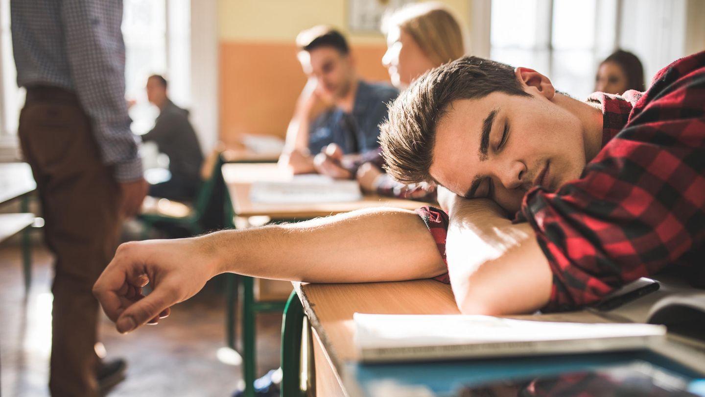 Ein Schüler schläft im Unterricht ein