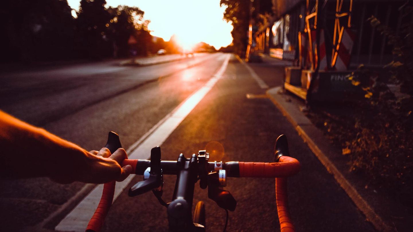 Service: Im Verkehr dürfen sich Radfahrer eine ganze Menge erlauben, so sagt es die Straßenverkehrsordnung. Auch wenn manche Autofahrer das partout nicht einsehen wollen. Lesen Sie: Für Autofahrer kaum zu glauben: Das dürfen Radfahrer alles im Verkehr Im Verkehr dürfen sich Radfahrer eine ganze Menge erlauben, so sagt es die Straßenverkehrsordnung. Auch wenn manche Autofahrer das partout nicht einsehen wollen. Lesen Sie: Für Autofahrer kaum zu glauben: Das dürfen Radfahrer alles im Verkehr