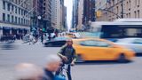 In den Städten tobt ein Krieg: Radfahrer gegen Autofahrer. Jeder pocht auf sein Recht. Was die Straßenverkehrsordnung im Einzelnen besagt, weiß kaum jemand. Der stern erklärt die kniffligsten Fälle.  Lesen Sie:   Rad contra Auto - Wer hat Vorfahrt? Die wichtigsten Zweifelsfälle