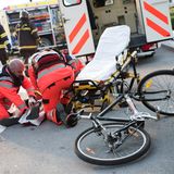 Verliert ein Radfahrer die Vorfahrt, wenn er auf der falschen Seite unterwegs ist? Nein, ein Autofahrer muss warten. Allerdings sollten sich Geisterfahrer auf dem Bike nicht zu sicher fühlen.   Lesen Sie:  Urteil zu Geister-Bikern Radler auf der falschen Seite – trotzdem ist der Autofahrer vor Gericht der Dumme