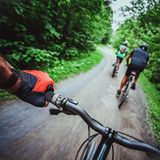 Er wollte schnell vorbei und streifte eine Frau auf ihrem Rad beim Überholen. Sie stürzte schwer. Die Frau sei selbst schuld, argumentierte der Radrabauke vor Gericht, denn sie hätte weiter rechts fahren sollen. Das Gericht sah das anders. Auch Radfahrer müssen einen Sicherheitsabstand einhalten, auch wenn es das Überholen schwieriger macht.  Lesen Sie:  Kein Sicherheitsabstand - Kampfradler streift Frau beim Überholen