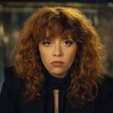 Comedy-Drama  Russian Doll auf Netflix  Die zähe New Yorker Videospiel-Entwicklerin Nadia (Natasha Lyonne) trinkt, raucht und stolpert durch ihren 36. Geburtstag, dann wird sie plötzlich von einem Auto überfahren und stirbt. Es folgt ein überraschender Sprung: Sie wacht wieder auf ihrer Geburtstagsfeier auf und die selbe Nacht beginnt von vorne. Und wieder. Und wieder. Bis sie jemanden trifft, der in der gleichen Zwickmühle steckt. Das ist die Prämisse der neuen Netflix-Serie "Russian Doll".  Das Ganze erinnert an den 90er-Jahre Filmhit "Und täglich grüßt das Murmeltier" nur mit Kraftausdrücken, existenziellen Ängsten und einer frühen Midlife-Crisis. Die Hauptdarstellerin Natasha Lyonne, aus deren Feder auch schon "Orange Is The New Black" stammt,  ist dabei nicht nur eine perfekte Besetzung, sondern auch Regisseurin und Autorin. Richtig geil: Die Folgen sind nur 30 Minuten lang - du kannst also entspannt an einem Sonntagvormittag alles durchsuchten.  Für Fans von: " Und täglich grüßt das Murmeltier", "Maniac", "Orange Is The New Black"  Wann gucken? Jederzeit.  Binge Faktor: ♥♥♥♥ Starke Frauenrolle, echte Probleme und das mit erfrischendem Twist.