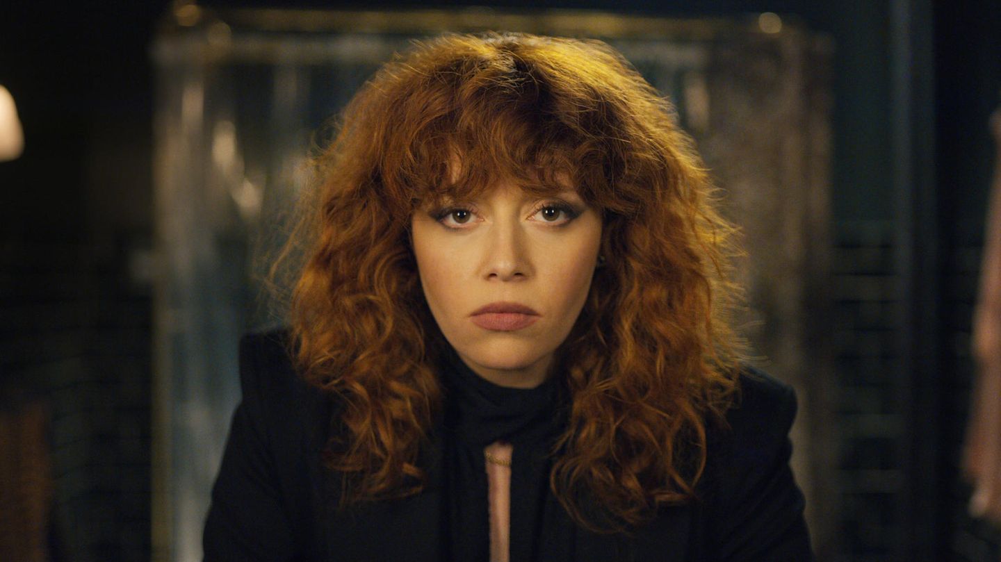 Comedy-Drama  Russian Doll auf Netflix  Die zähe New Yorker Videospiel-Entwicklerin Nadia (Natasha Lyonne) trinkt, raucht und stolpert durch ihren 36. Geburtstag, dann wird sie plötzlich von einem Auto überfahren und stirbt. Es folgt ein überraschender Sprung: Sie wacht wieder auf ihrer Geburtstagsfeier auf und die selbe Nacht beginnt von vorne. Und wieder. Und wieder. Bis sie jemanden trifft, der in der gleichen Zwickmühle steckt. Das ist die Prämisse der neuen Netflix-Serie "Russian Doll".  Das Ganze erinnert an den 90er-Jahre Filmhit "Und täglich grüßt das Murmeltier" nur mit Kraftausdrücken, existenziellen Ängsten und einer frühen Midlife-Crisis. Die Hauptdarstellerin Natasha Lyonne, aus deren Feder auch schon "Orange Is The New Black" stammt,  ist dabei nicht nur eine perfekte Besetzung, sondern auch Regisseurin und Autorin. Richtig geil: Die Folgen sind nur 30 Minuten lang - du kannst also entspannt an einem Sonntagvormittag alles durchsuchten.  Für Fans von: " Und täglich grüßt das Murmeltier", "Maniac", "Orange Is The New Black"  Wann gucken? Jederzeit.  Binge Faktor: ♥♥♥♥ Starke Frauenrolle, echte Probleme und das mit erfrischendem Twist.