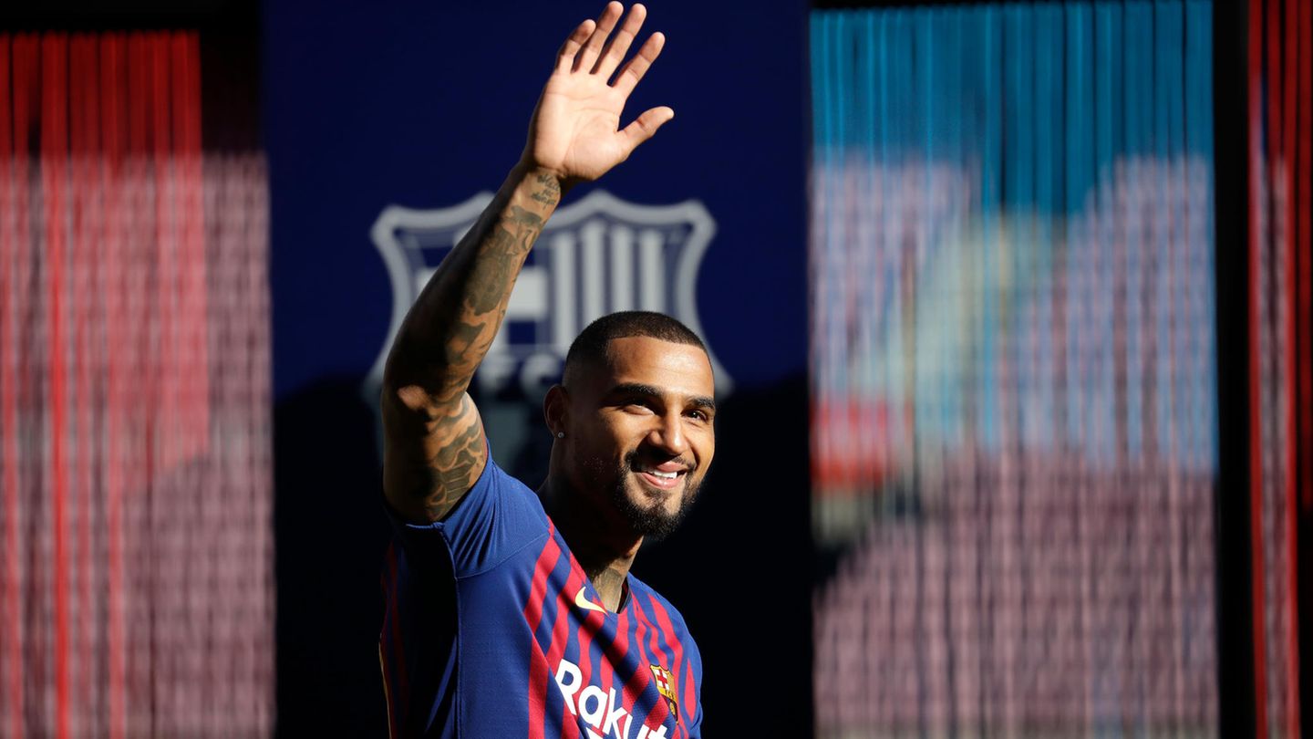 Kevin-Prince Boateng winkt im gestreiften Trikot des FC Barcelona Fans zu