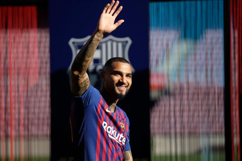 Kevin-Prince Boateng winkt im gestreiften Trikot des FC Barcelona Fans zu