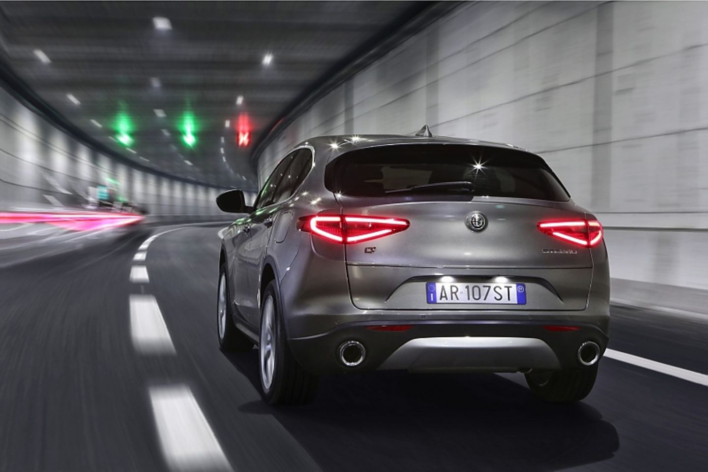 Die Höchstgeschwindigkeit des Alfa Romeo Stelvio 2.0 Turbo beträgt 230 km/h