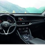 Das Cockpit gleicht dem des Technik-Bruders Giulia, wie ein Ei dem anderen