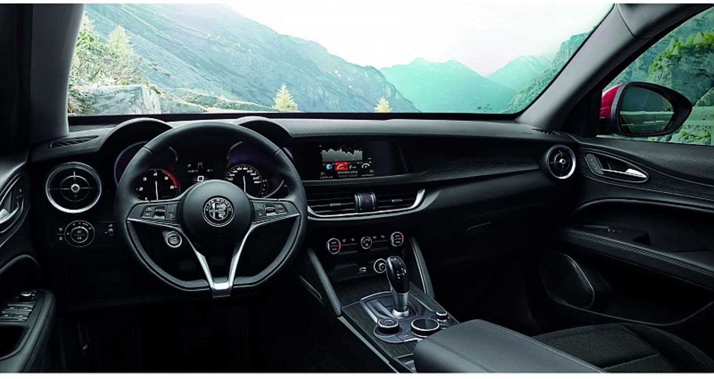 Das Cockpit gleicht dem des Technik-Bruders Giulia, wie ein Ei dem anderen