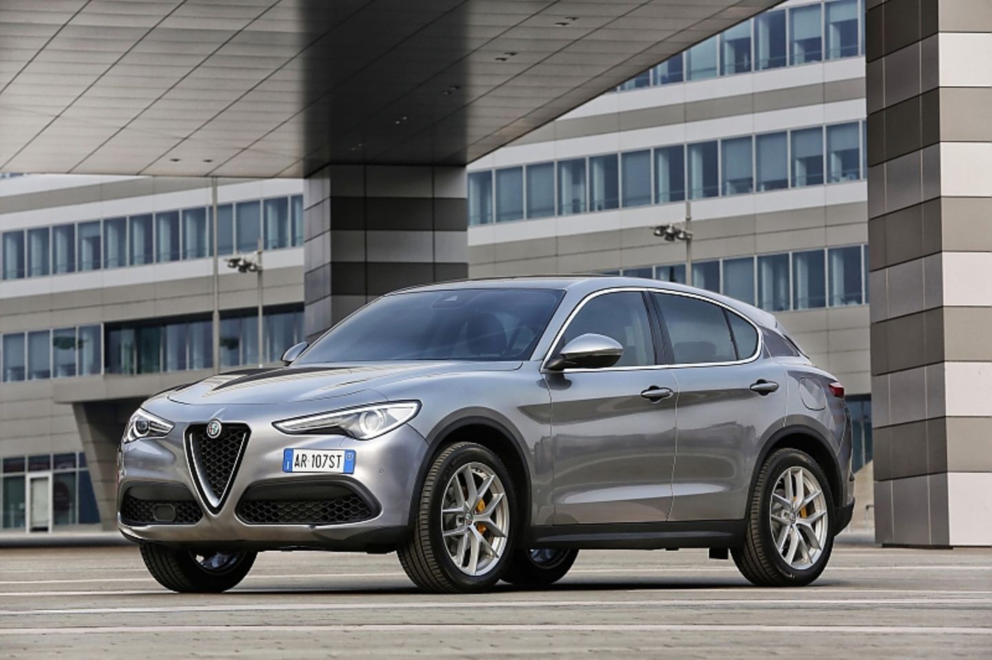 Der Alfa Romeo Stelvio 2.0 Turbo erreicht nach 5,7 Sekunden Landstraßentempo