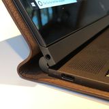 Hinter dem Einschlag verbirgt sich ein Scharnier. Hier auch zu sehen: Die USB-C-Buchse zum Laden sowie der Klinkenstecker.