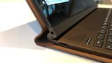 Hinter dem Einschlag verbirgt sich ein Scharnier. Hier auch zu sehen: Die USB-C-Buchse zum Laden sowie der Klinkenstecker.