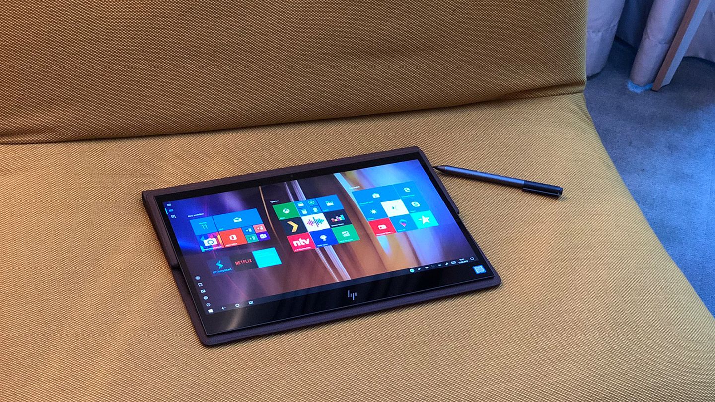 HP Spectre Folio Tablet auf einem gelben Sofa