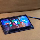 HP Spectre Folio Tablet auf einem gelben Sofa