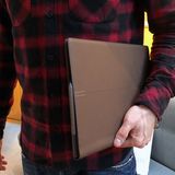 Zugeklappt lässt sich der Stift einfach im Lederrand verstecken. So wirkt das Folio wirklich wie eine Kladde.