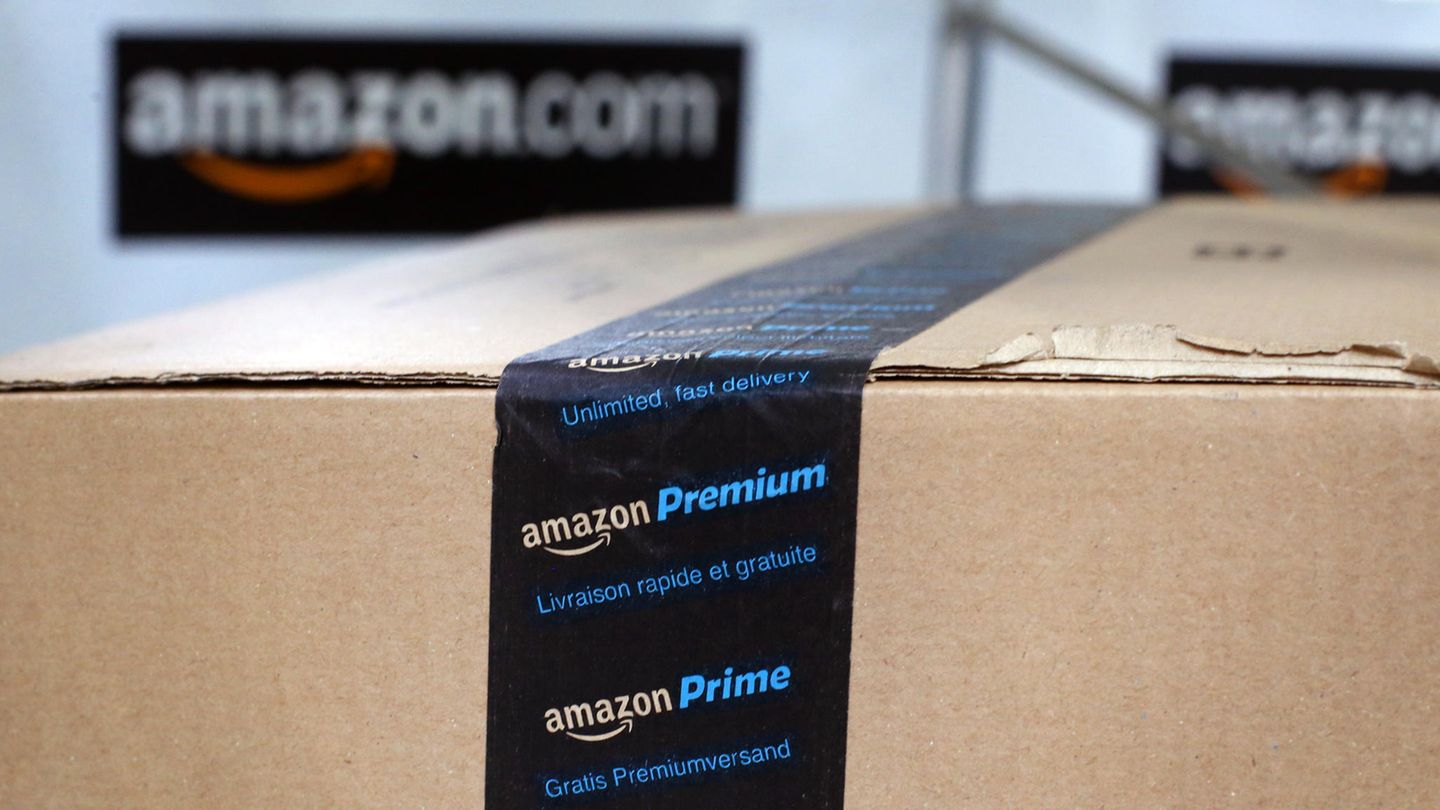 In einem Amazon-Lager liegt ein Paket mit schwarz-blauem "Amazon Prime"-Klebeband