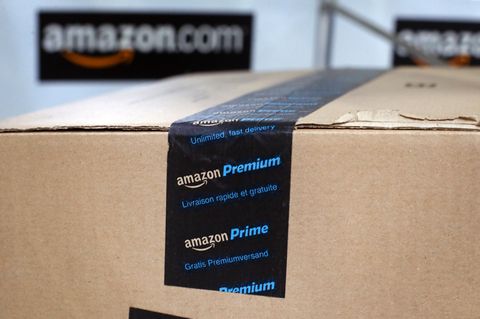 In einem Amazon-Lager liegt ein Paket mit schwarz-blauem "Amazon Prime"-Klebeband