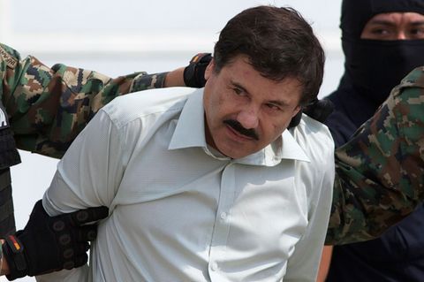 Joaquin "El Chapo" Guzman wird mit den Händen auf dem Rücken von Uniformierten abgeführt