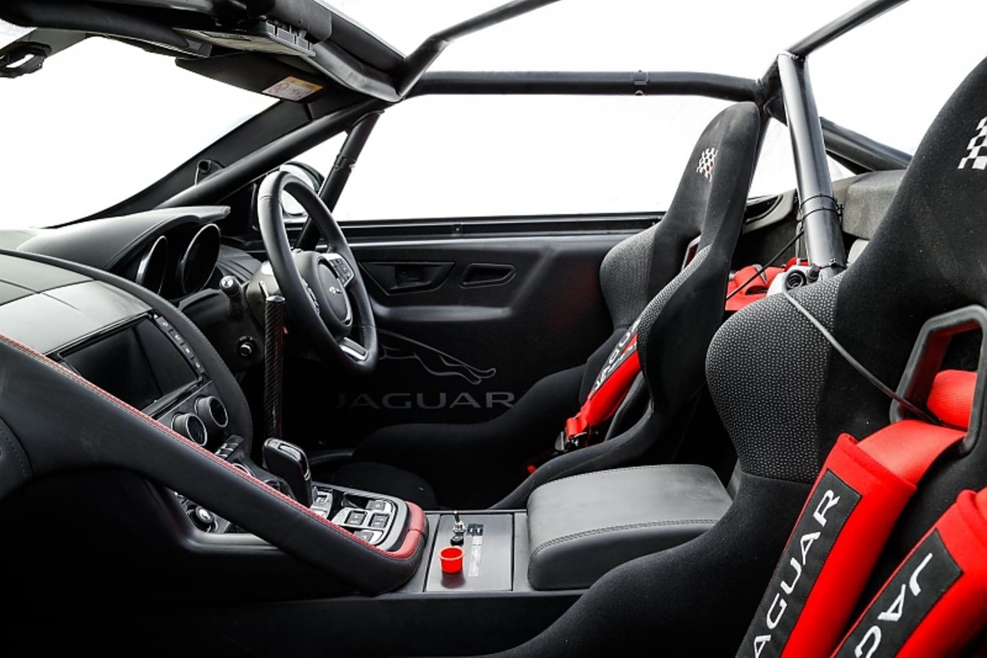 Der Jaguar F-Type Rallye Car komt mit FIA-Sicherheitskäfig