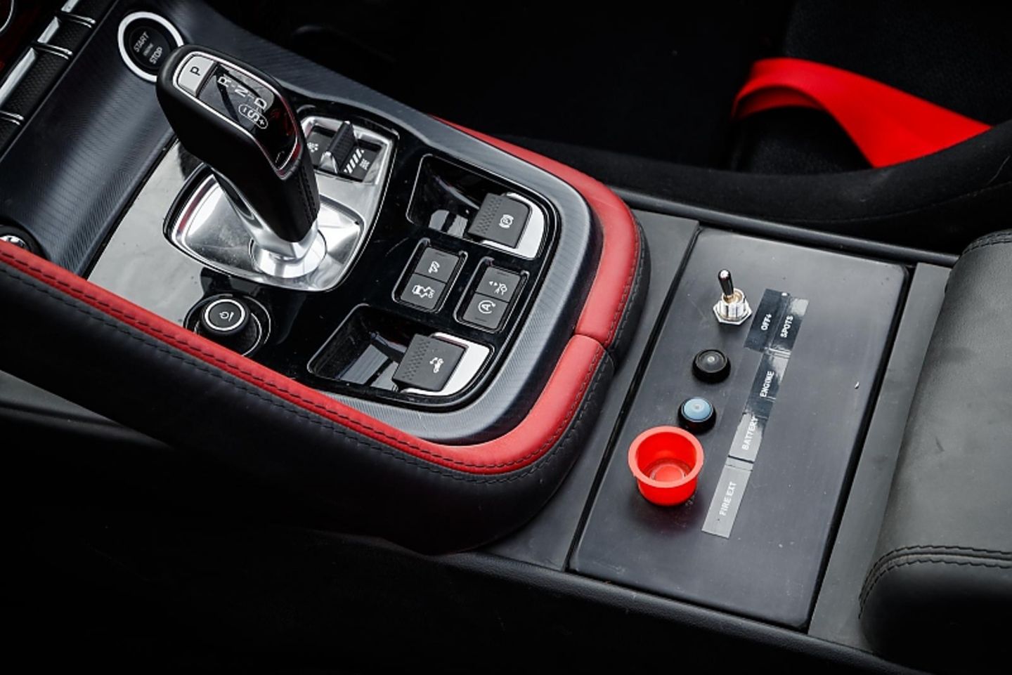 Auf der Mittelkonsole des Jaguar F-Type Rallye Car ist auch der zentrale Ausschaltknopf untergebracht