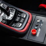 Auf der Mittelkonsole des Jaguar F-Type Rallye Car ist auch der zentrale Ausschaltknopf untergebracht