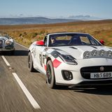 Jaguar F-Type Rallye Car, dahinter der klassische Jaguar XK120
