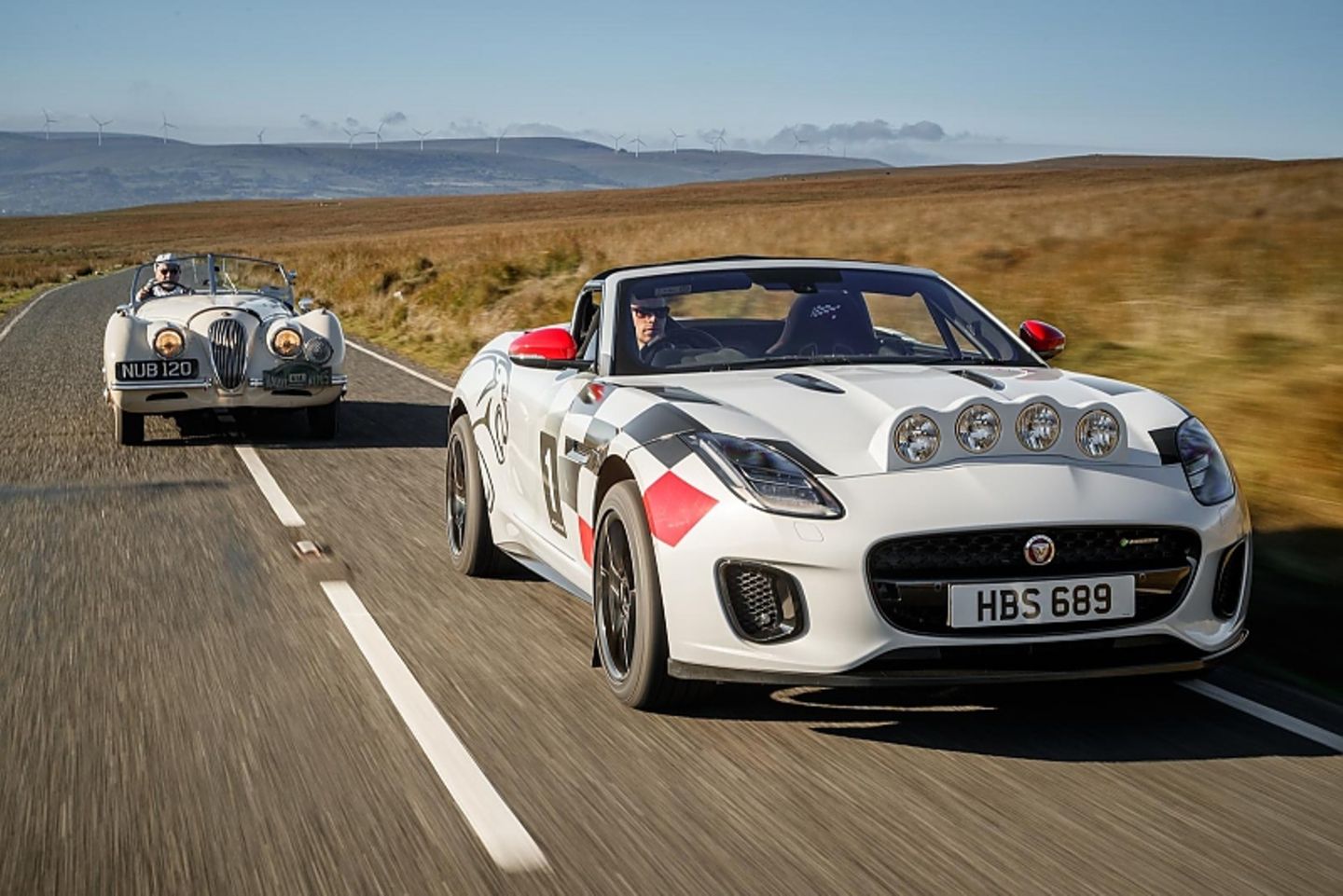 Jaguar F-Type Rallye Car, dahinter der klassische Jaguar XK120