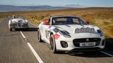 Jaguar F-Type Rallye Car, dahinter der klassische Jaguar XK120