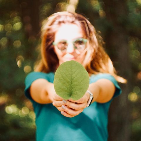 Frau mit Blatt in der Hand
