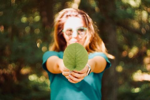 Frau mit Blatt in der Hand
