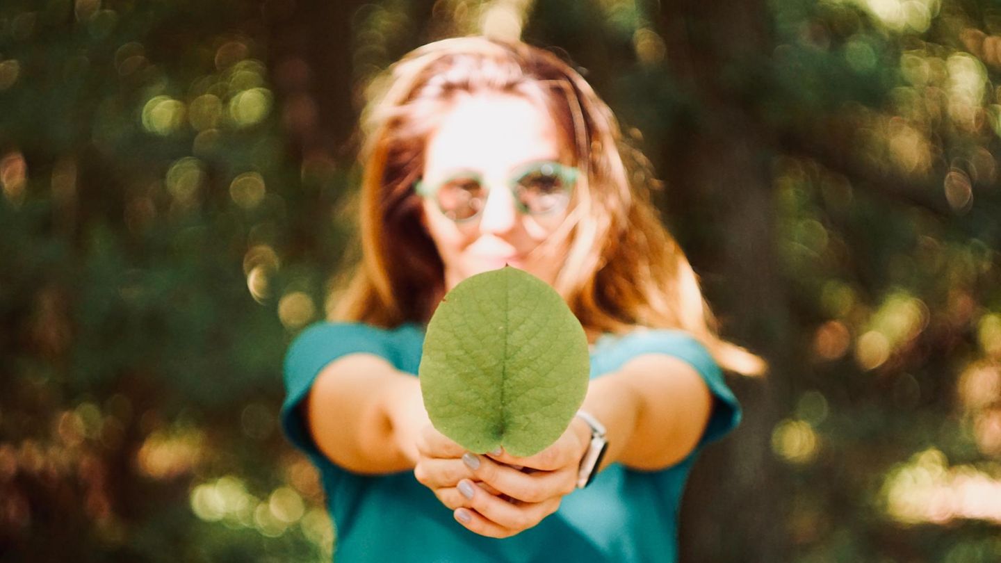 Frau mit Blatt in der Hand