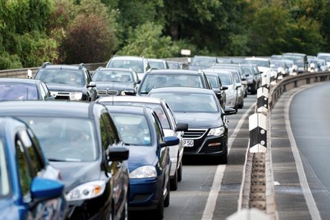 Autofahrer stehen auf dem Bremer Damm in Hannover im Stau.
