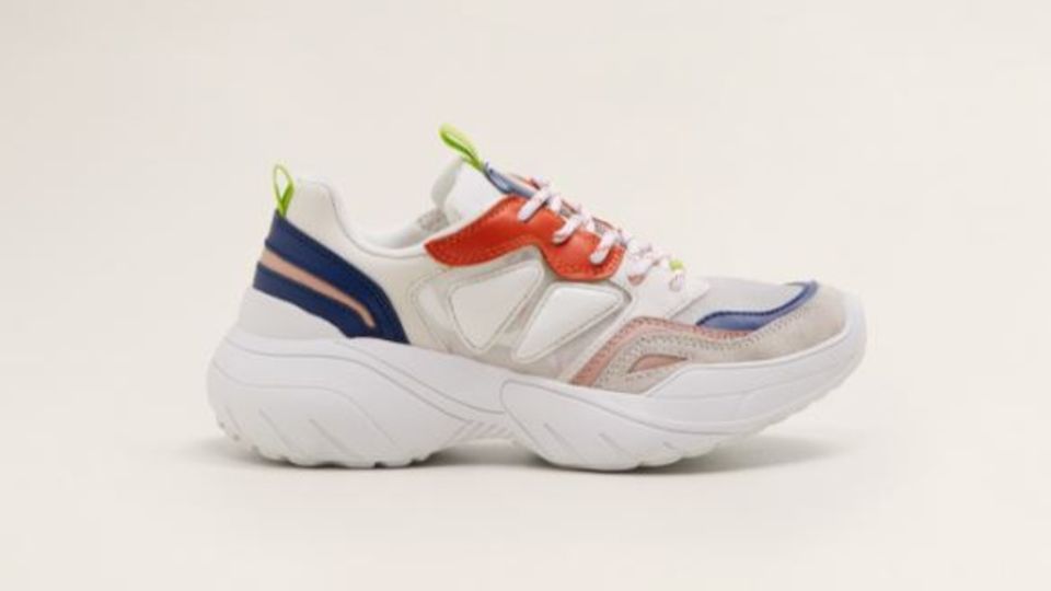 Auch Modeketten wie Mango machen mit beim Ugly-Trend: Dieses Modell gibt es für 49,99 Euro.