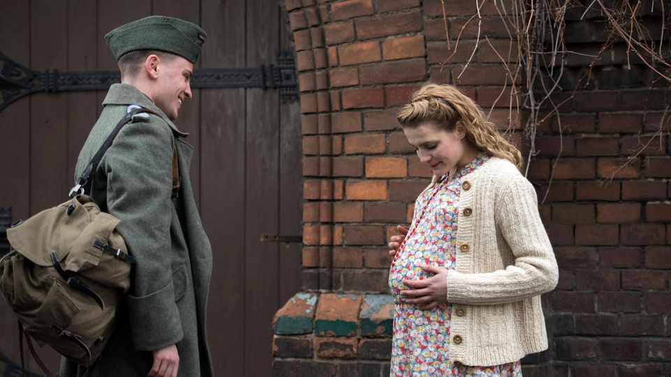 Jannik Schümann und Mala Emde in der zweiten Staffel "Charité"