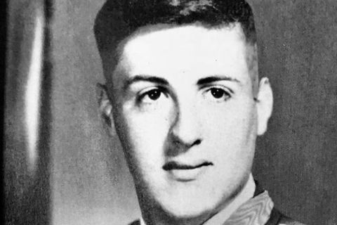 Berühmter Action-Darsteller: Erkennen Sie diesen Hollywoodstar als jungen Soldaten?